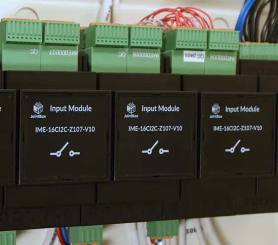 Assembled switchboard with input modules